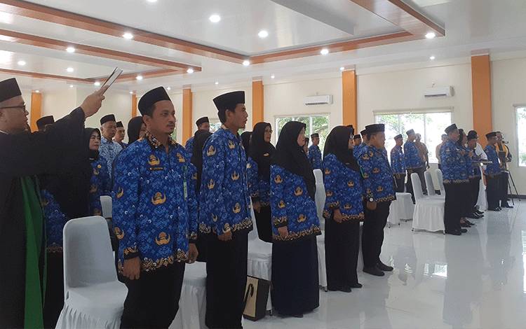 Kepala Sekolah, Pengawas dan Penilik di Lingkungan Kabupaten Kotawaringin Barat resmi dilantik, Senin, 1 April 2024 (FOTO: NURITA)