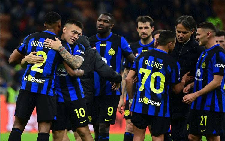 Para pemain Inter Milan merayakan kemenangan 2-0 atas Empoli di akhir pertandingan Liga Italia kedua tim di Milan, pada 1 April 2024. (Photo by Piero CRUCIATTI / AFP) (AFP/PIERO CRUCIATTI)