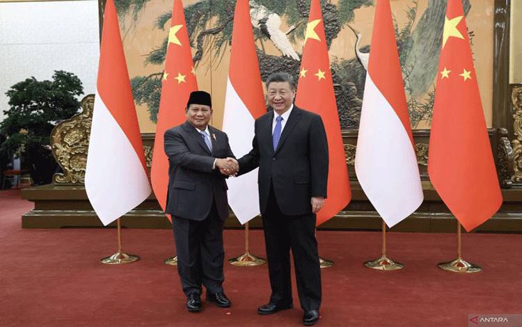 Menteri Pertahanan RI Prabowo Subianto (kiri) dan Presiden China Xi Jinping (kanan) berjabat tangan saat keduanya bertemu di Beijing, China, Senin (1/4/2024). ANTARA/HO-Biro Humas Setjen Kemhan RI.