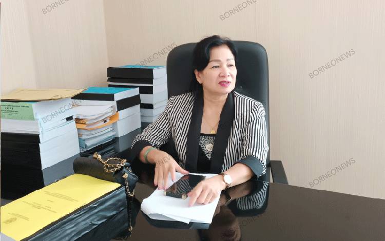 Anggota DPRD Gunung Mas Lily Rusnikasi saat ditemui di ruang kerjanya. (FOTO: RISKA YULYANA)