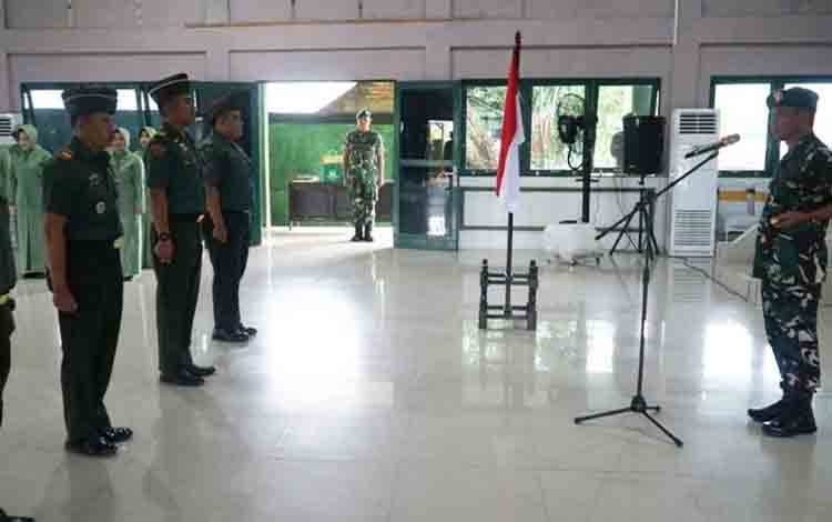 Suasana saat Dandim Kapuas, Letkol Inf Khusnun Dwi Putranto pimpin upacara Korps Raport kenaikan pangkat sejumlah personel, bertempat di Aula Makodim setempat. (FOTO: IST)