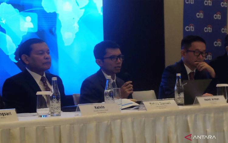 Chief Economist Citi Indonesia Helmi Arman (kedua dari kiri) saat konferensi pers "Pemaparan Ekonomi dan Kinerja Keuangan Citi Indonesia Tahun 2023" di Jakarta, Selasa (2/4/2024). (ANTARA/Rizka Khaerunnisa)