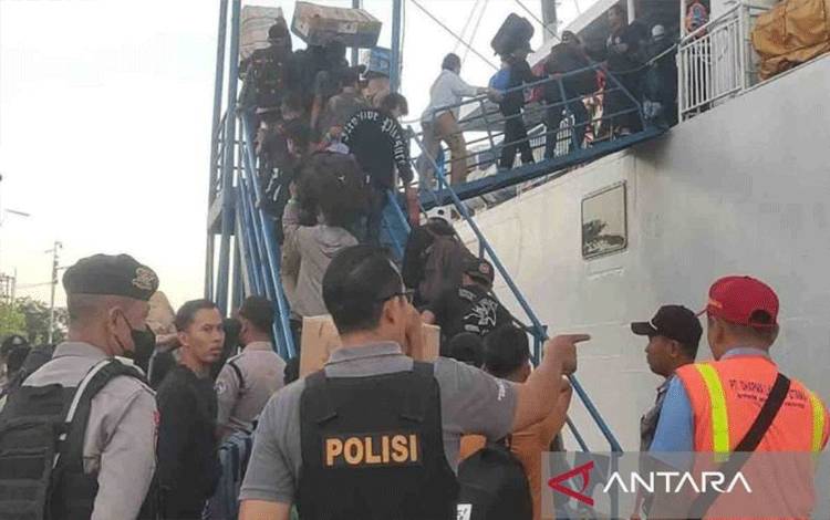 Aparat Kepolisian awasi ketat proses embarkasi penumpang di Pelabuhan Sampit, Selasa (2/4/2024). ANTARA/Devita Maulina.