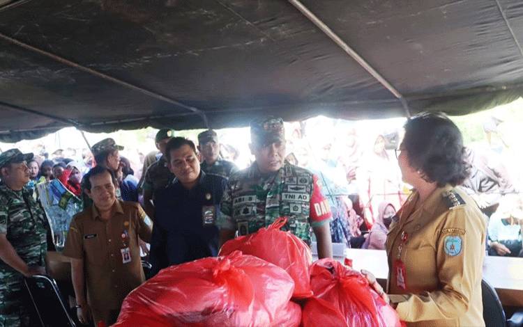Dandim 1017/Lmd, Letkol Inf Arm Ari Sugiharto bersama Penjabat Bupati Lamandau Lilis Suriani saat menghadiri kegiatan Pasar Murah terpusat. (FOTO : HENDI NURFALAH)