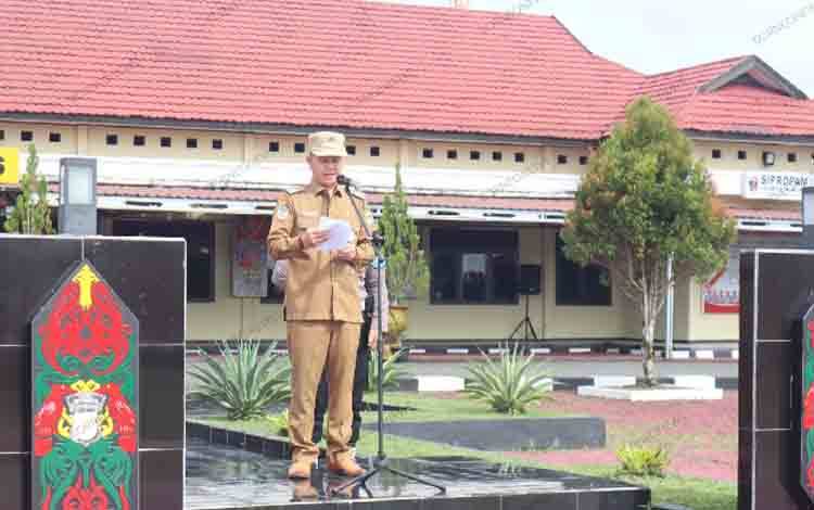 Bupati Gunung Mas Jaya S Monong saat menjadi inspektur upacara pada apel gelar pasukan operasi ketupat tahun 2024, Rabu, 3 April 2024. (FOTO: POLRES GUMAS)