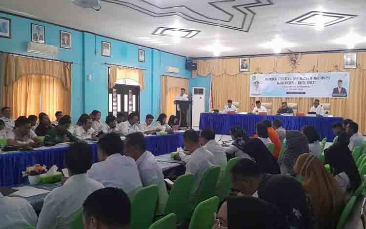 Rembuk Stunting dan Rapat Koordinasi Kabupaten/Kota Sehat (RKKS) di aula Bappeda Sukamara. Rabu, 3 April 2024. (FOTO: NORHASANAH)