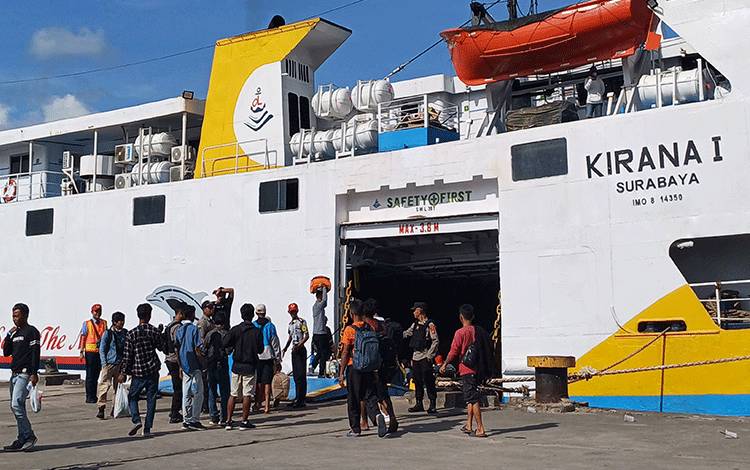 Suasana embarkasi KM Kirana I di Pelabuhan Sampit. (FOTO: DEWI)