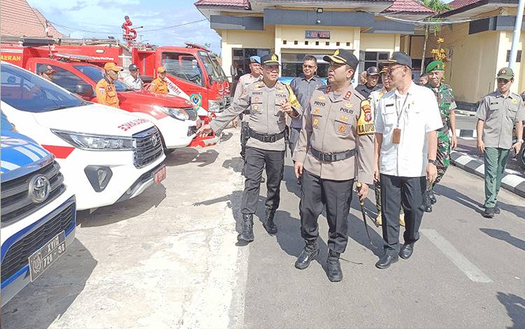 Kapolres Seruyan AKBP Priyo Purwanto bersama unsur terkait saat pengecekan kendaraan kesiapan Operasi Ketupat Telabang Tahun 2024 (FOTO : FAHRUL)