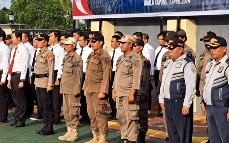 Personel Satpol PP dan Damkar Kapuas saat hadiri Apel Gelar Pasukan Operasi Kepolisian Terpusat 'Ketupat Telabang' 2024, bertempat di Polres Kapuas. (FOTO: IST)