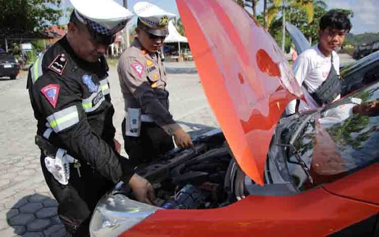 Pihak Polres Gunung Mas saat mengecek kondisi mobil yang digunakan dalam program mudik gratis, Kamis, 4 April 2024. (FOTO: POLRES HUMAS)