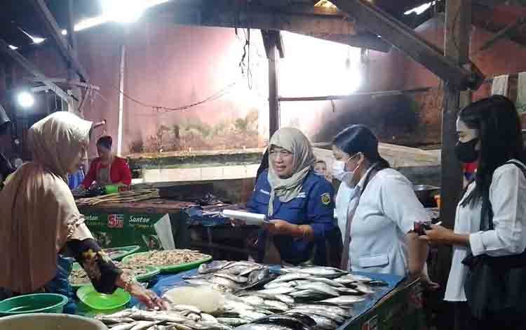 Tim Dinas Perikanan Palangka Raya saat melakukan survei harga ikan di pasar besar. (FOTO: PATHUR)