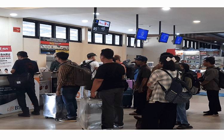 Calon penumpang antri saat melakukan Chek In di Bandara Iskandar Pangkalan Bun. (Foto: DANANG)