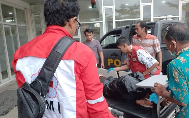Korban yang terlibat kecelakaan saat dievakuasi oleh PMI Kotim dan Polisi ke Rumah Sakit dr. Murjani Sampit. (FOTO: IST)
