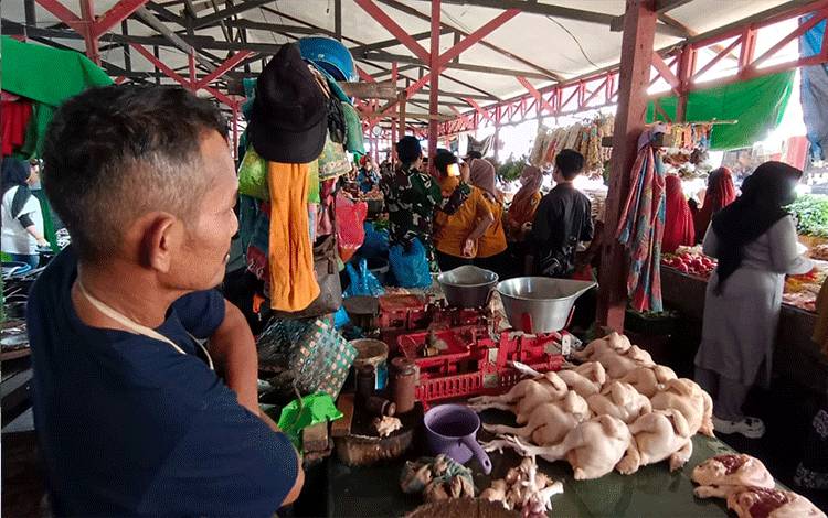 Salah satu lapak pedagang ayam potong di Pasar Sayur dan Ikan Kuala Pembuang (FOTO : FAHRUL)