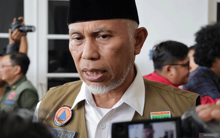Gubernur Sumatera Barat Mahyeldi diwawancarai awak media massa di Padang. (ANTARA/Muhammad Zulfikar).