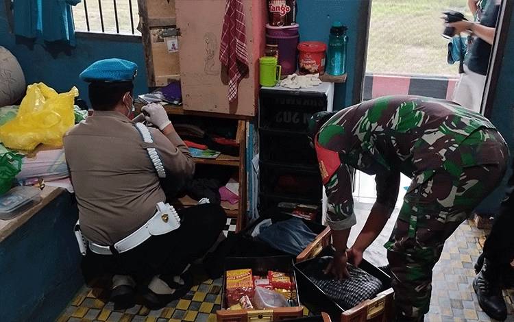 Pelaksanaan penggeledahan kamar blok hunian warga binaan di Lapas Kelas III Sukamara. (FOTO : Lapas Sukamara)