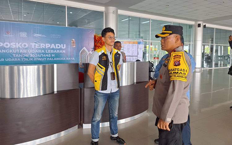 Kasatgas Humas Ops Ketupat Telabang Kompol Hemat Siburian saat mengecek posko terpadu mudik di Bandara Tjilik Riwut Palangka Raya (Foto : Bidhumas Polda Kalteng)