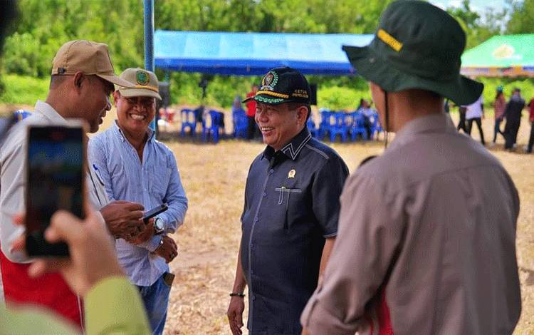 Ketua DPRD Kalteng H Wiyatno saat berbaur dengan masyarakat (Foto:Istimewa)