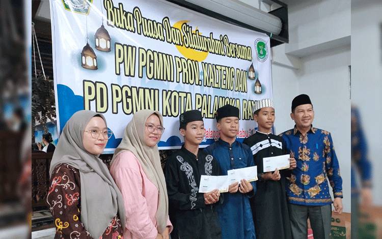 Buka puasa bersama Punggawa Madrasah Nasional Indonesia atau PGMNI Kota Palangka Raya yang dirangkai dengan pemberian santunan bagi siswa Madrasah. (FOTO: Dokumentasi Asdi untuk Borneonews)