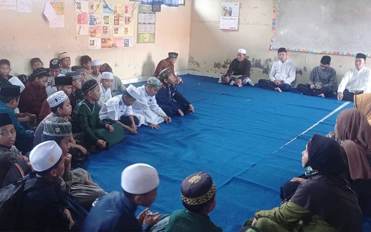 MIN 5 Kota Palangka Raya menggelar acara buka puasa bersama di madrasah. (FOTO: Dokumentasi Asdi untuk Borneonews)