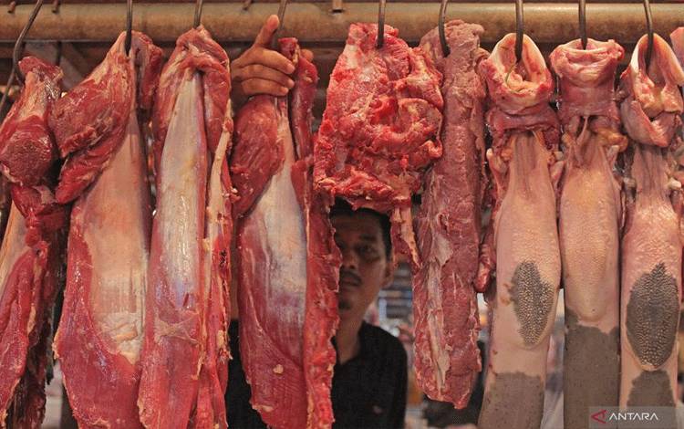 Arsip foto - Pedagang menata daging sapi yang dijual di Pasar Senen, Jakarta, Senin (11/3/2024). ANTARA FOTO/Reno Esnir/foc.