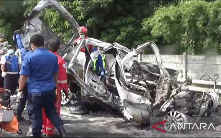 Kondisi mobil yang terbakar dalam kecelakaan di KM 58 jalan Tol Jakarta-Cikampek. (ANTARA/Ali Khumaini)