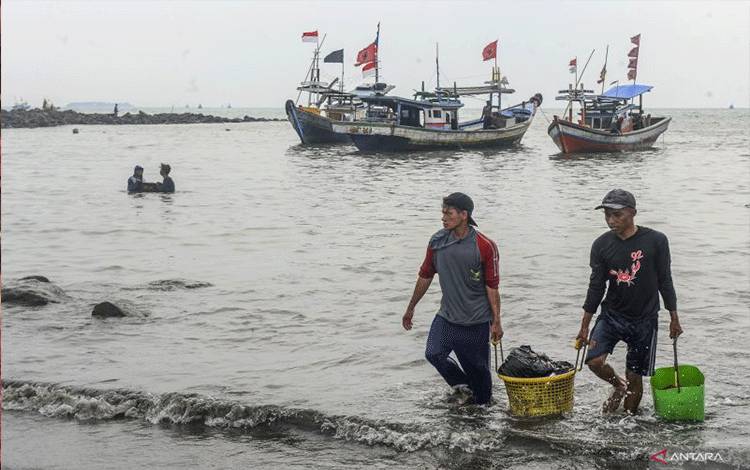 Sejumlah nelayan mengangkut ikan hasil tangkapannya untuk dibawa ke pelelangan ikan di Teluk Labuan, Pandeglang, Banten, Minggu (24/3/2024). ANTARA FOTO/Muhammad Bagus Khoirunas/rwa.