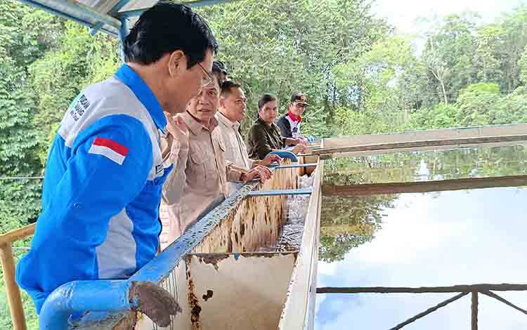 Tim Gabungan Pemkab Barito Timur TNI dan Polri saat mengecek kesiapan PDAM Tirta Janang mendistribusikan air bersih kepada pelanggan selama puasa hingga lebaran, Senin, 8 April 2024. (FOTO: BOLE MALO)