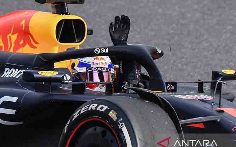 Pembalap Red Bull Racing Max Verstappen melambaikan tangan untuk merayakan keberhasilannya memenangi Grand Prix Jepang di Sirkuit Suzuka, Jepang, Minggu (7/4/2024). ANTARA/AFP/Toshifumi Kitamura/am.