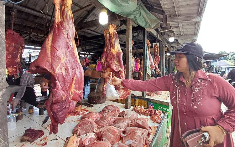 Seorang warga membeli daging sapi di Pasar Subuh, Jalan MT Haryono, Sampit, Senin, 8 April 2024. (FOTO: DEWIP)