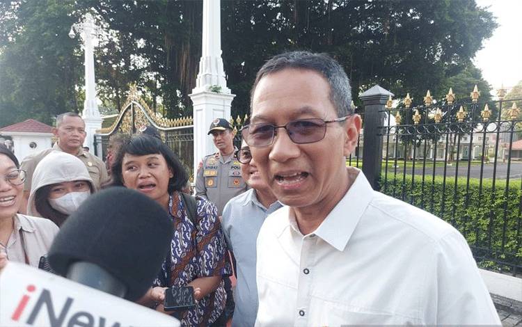 Kepala Sekretariat Presiden Heru Budi Hartono saat ditemui di halaman Istana Merdeka Jakarta, Senin (8/4/2024). ANTARA/Andi Firdaus