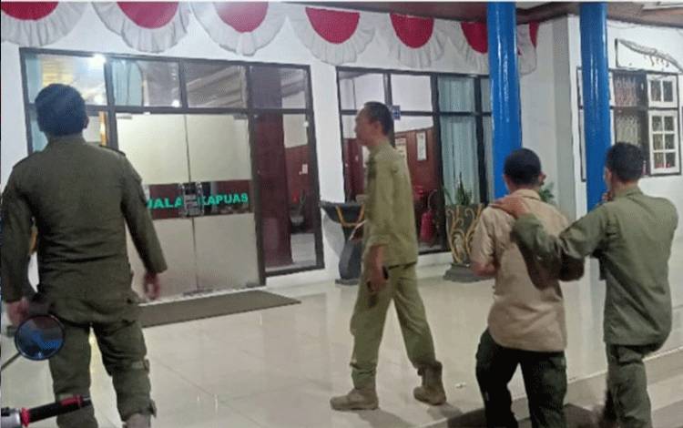 Personel Satpol PP dan Damkar Kapuas saat patroli pantau aset daerah saat libur Idul Fitri 1445 Hijriah. (FOTO: IST)