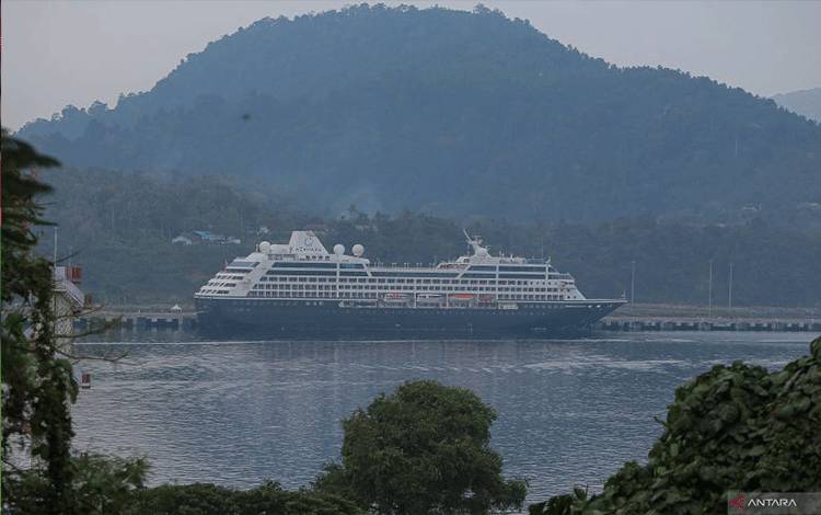 Kapal pesiar MS Azamara Onward yang membawa wisatawan mancanegara saat bersandar di Dermaga CT-3 BPKS, Kota Sabang, Aceh, Selasa (9/4/2024). (ANTARA/Khalis Surry)