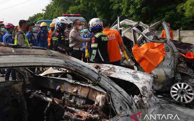Polisi memeriksa bangkai kendaraan yang mengalami kecelakaan di Tol Jakarta-Cikampek KM 58, Karawang Timur, Jawa Barat, Senin (8/4/2024). ANTARA FOTO/Awaludin/Ak/nz/am.