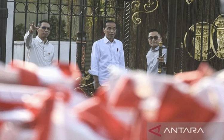 Presiden Joko Widodo (kedua kiri) berbincang bersama Kepala Sekretariat Presiden (Kasetpres) Heru Budi Hartono (kiri) saat pembagian sembako dari Presiden kepada masyarakat di halaman Istana Merdeka, Jakarta, Senin (8/4/2024). Presiden Jokowi membagikan sembako sebanyak 1.000 kantong bagi masyarakat yang melintas dalam rangka menyambut Idul Fitri 1445 H. (ANTARA FOTO/Muhammad Adimaja/nym/pri)
