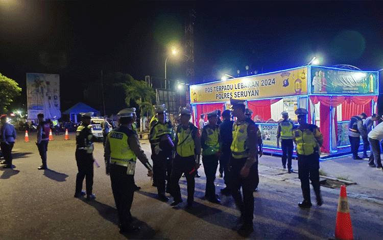 Personel kepolisian dari Polres Seruyan bersiaga mengamankan jalannya kegiatan takbir keliling menyambut datangnya Hari Raya Idul Fitri 1445 Hijriah. (FOTO : FAHRUL)