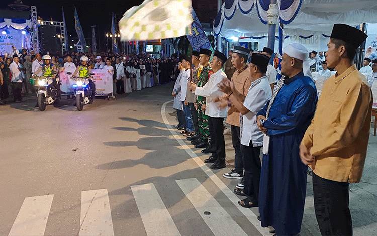 Pj Bupati Barito Utara, Drs Muhlis saat melepas peserta pawai takbir keliling Idul Fitri 1445 H, Selasa malam 9 April 2024.(foto: Dhani)