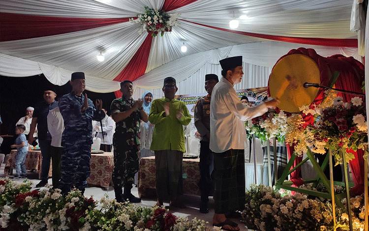Pj Bupati Kabupaten Kobar Budi Santosa resmi membuka pawai takbir keliling menyambut Idul Fitri 1445 Hijriah, Selasa, 9 April 2024. (FOTO: PROKOM KOBAR)