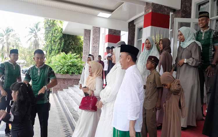 Gubernur Kalteng Sugianto Sabran dan Istri Yulistra Ivo Sugianto Sabran melaksanakan open house merayakan Hari Raya Idul Fitri 1445 Hijriah di Istana Isen Mulang Palangka Raya, Rabu 10 April 2024 (Foto:MARINI)
