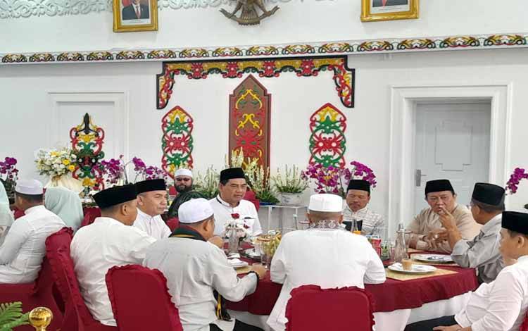 Para pejabat menghadiri open house di Istana Isen Mulang