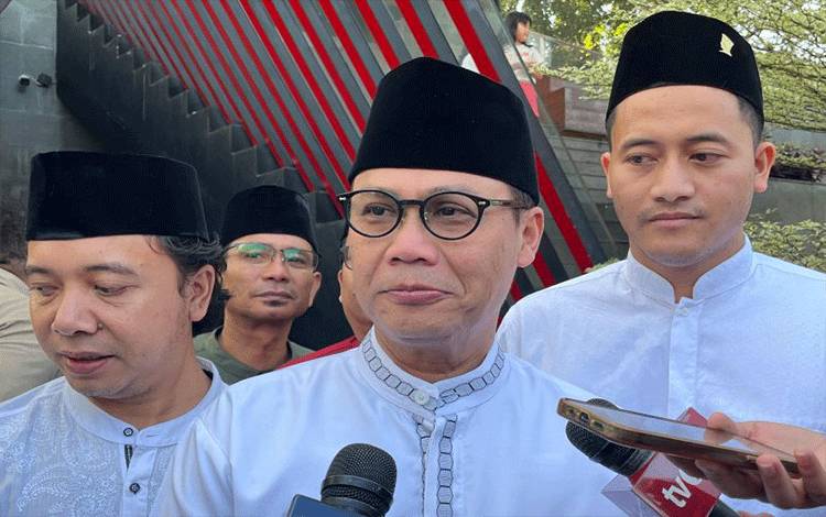 Ketua DPP PDI Perjuangan Ahmad Basarah usai menunaikan shalat Idul Fitri di Masjid At-Taufiq, Lenteng Agung, Jakarta Selatan, Rabu (10/4/2024). (ANTARA/Narda Margaretha Sinambela)