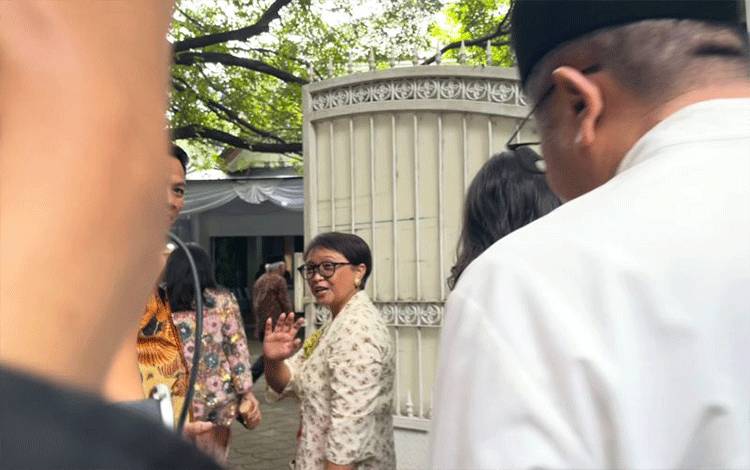 Menteri Luar Negeri Retno Marsudi melambaikan tangan kepada awak media saat memasuki kediaman Megawati Soekarnoputri di kawasan Menteng, Jakarta, Rabu (10/4/2024). (ANTARA/Narda Margaretha Sinambela)
