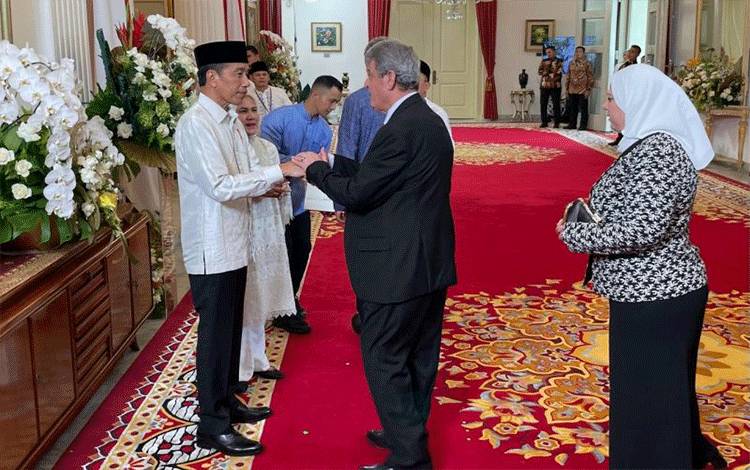 Presiden Joko Widodo bersalaman dengan Duta Besar Palestina untuk Indonesia Zuhair Al Shun dalam acara "open house" Idul Fitri 1445 H di Istana Negara, Jakarta, pada Rabu (10/4/2024). (ANTARA/Yashinta Difa)