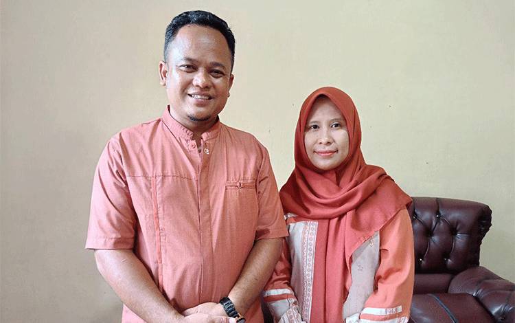 Ketua DPRD Barito Timur Nursulistio bersama istri saat gelar griya Idulfitri 1445 hijriah di kediamannya, Desa Batuah Kecamatan Raren Batuah, Rabu, 10 April 2024. (FOTO: BOLE MALO)