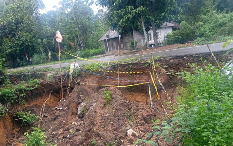Tanah longsor di RT 04 Desa Bamban Kabupaten Barito Timur yang mulai menggerus badan jalan provinsi yang melintasi desa itu, Rabu, 10 April 2024. (FOTO: BOLE MALO)