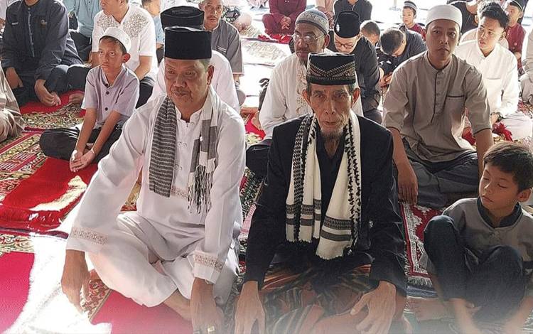 Pj Bupati Seruyan Djainuddin Noor melaksanakan salat Idul Fitri di Masjid Al Jihad Kuala Pembuang ( Foto: PROKOM SERUYAN)