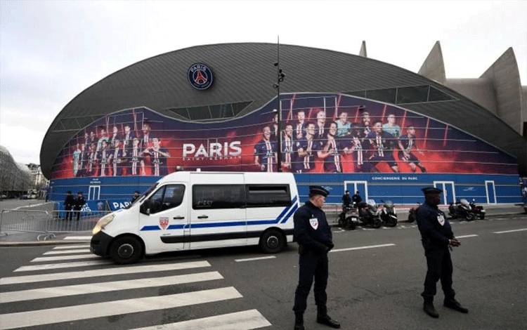 Polisi berjaga di depan Stadion Parc des Princes yang menjadi markas PSG. (AFP/FRANCK FIFE)