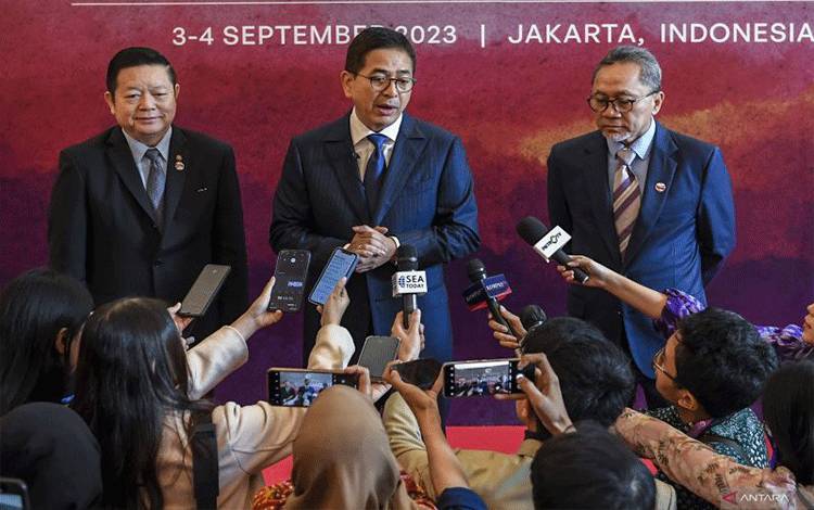 Menteri Perdagangan Zulkifli Hasan (kanan) bersama Sekretaris Jenderal ASEAN Kao Kim Hourn (kiri) dan Ketua ASEAN Business Advisory Council (ABAC) 2023 sekaligus Ketua Umum Kamar Dagang dan Industri (KADIN) Arsjad Rasjid (tengah) menjawab pertanyaan jurnalis usai membuka ASEAN Business & Investment Summit di Hotel Sultan, Jakarta, Minggu (3/9/2023). ANTARA FOTO/Media Center KTT ASEAN 2023/Galih Pradipta/aww. (ANTARA FOTO/GALIH PRADIPTA)