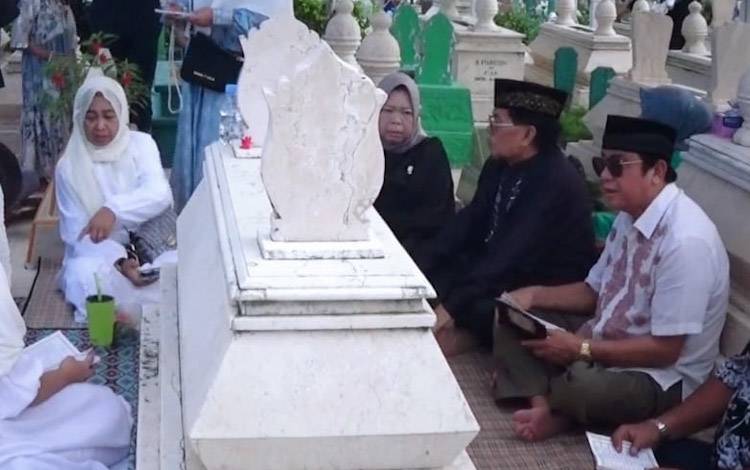 Pengusaha nasional H. Abdul Rasyid AS dan H. M Ruslan AS melakukan ziarah makam orang tuanya di TPU Sekip, Jalan Diponegoro Pangkalan Bun pada hari kedua Idul Fitri 1445 H, Kamis, 11 April 2024