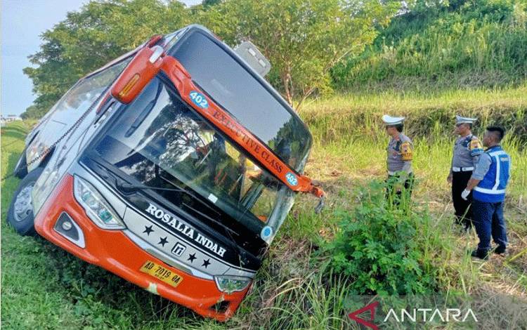 Bus Rosalia Indah mengalami kecelakaan di ruas Tol Semarang-Batang, Jawa Tengah, Kamis (11/4/4024). ANTARA/HO-Humas Polda Jateng/aa. (Handout Humas Polda Jateng)